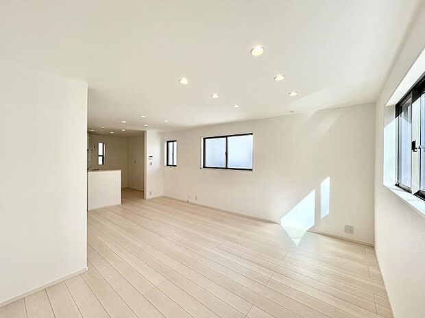 ◆４号地◆～Living～　日当たりのいい２階リビングはプライベート性も高く、落ち着いて暮らせます。ゆとりある暮らしと心地よい住環境が紡ぐ贅沢な時間をご家族みんなでお過ごし下さい。