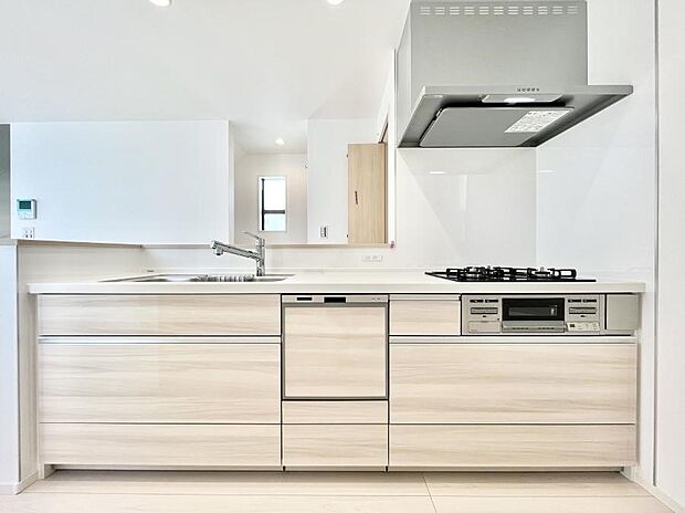 ◆４号地◆～Kitchen～　「さぁ今日は何を作ろう」こんなキッチンなら思いっきり料理ができちゃいます。キッチンからはリビングが一望できます。家族がつながるお家がここにございます。