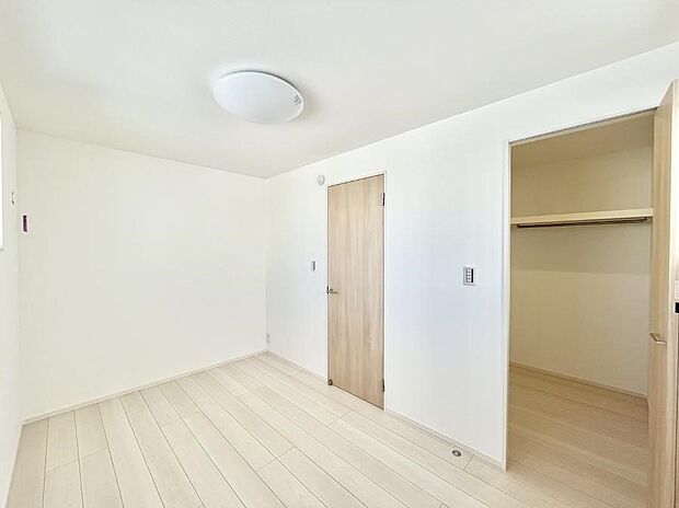 ◆４号地◆～Bed Room～　木の温もりがやさしいフローリングは安らぎをもたらすプライベート空間。明るめのフローリングですので、壁紙ともマッチし、お部屋を更に広く見せてくれる効果も。