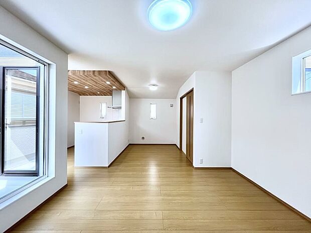 ～Living～　日当たりのいい２階リビングはプライベート性も高く、落ち着いて暮らせます。ゆとりある暮らしと心地よい住環境が紡ぐ贅沢な時間をご家族みんなでお過ごし下さい。