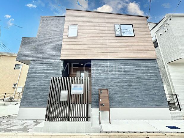 ◆２号棟◆～Exterior～　晴天の青空と交り合う事で一段と煌めきを増す其の姿は、静止画で留めておくには惜しい外観。誕生した「お住まい」は季節・時代の背景に捉われない珠玉の『空間」を実現しました。