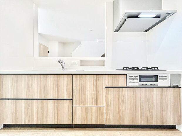 ◆１号棟◆～Kitchen～　広くて使いやすいキッチンなら家族でいっしょに料理をつくったり、後片付けも手間なくできちゃいます♪収納もたっぷりあるので、いつもすっきりと清潔な印象を保てます。