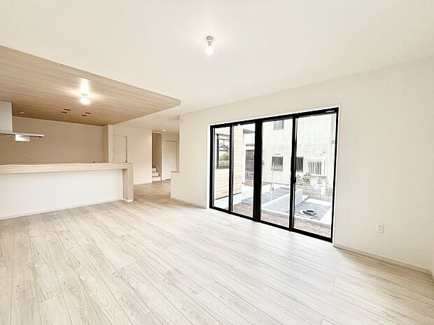 ～Living～　飽きの来ないシンプルでおしゃれなLDK。大きな窓から日差しが差し込むので室内も明るく、家族の憩いの場としてピッタリです。開放感と日当たりの良さを是非ご覧ください！