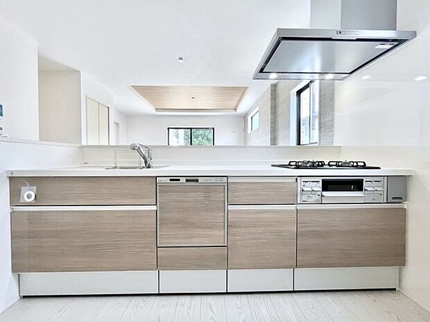 ～Kitchen～　会話が弾むリビング、料理が愉しくなるキッチン。家は、ただ生活する場ではなく、暮らしを愉しく、快適にする場所。笑顔の毎日、安らぎの日々のために、最新の設備・仕様を採用。