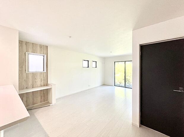 ◆1号棟◆～Living～　飽きの来ないシンプルでおしゃれなLDK。大きな窓から日差しが差し込むので室内も明るく、家族の憩いの場としてピッタリです。開放感と日当たりの良さを是非ご覧ください！