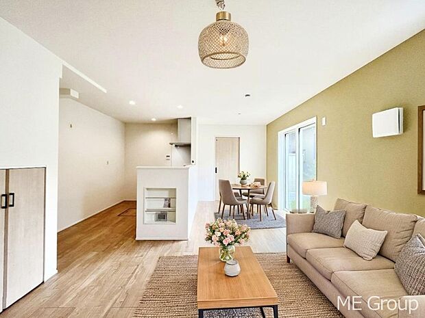 ◆2号棟◆~Living~ 家族の会話や笑顔が行き交うリビングです。大きなソファやダイニングテーブルでゆったり食事をしたりくつろぎたい♪そんな夢が叶えられる空間です!※家具はCGです