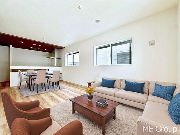 ◆２号棟◆～Living～　家族の会話や笑顔が行き交うリビングです。大きなソファやダイニングテーブルでゆったり食事をしたりくつろぎたい♪そんな夢が叶えられる空間です！※家具はCGです