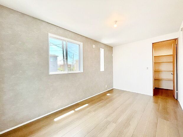 ◆１号棟◆～Bed Room～　木の温もりがやさしいフローリングは安らぎをもたらすプライベート空間。明るめのフローリングですので、壁紙ともマッチし、お部屋を更に広く見せてくれる効果も。