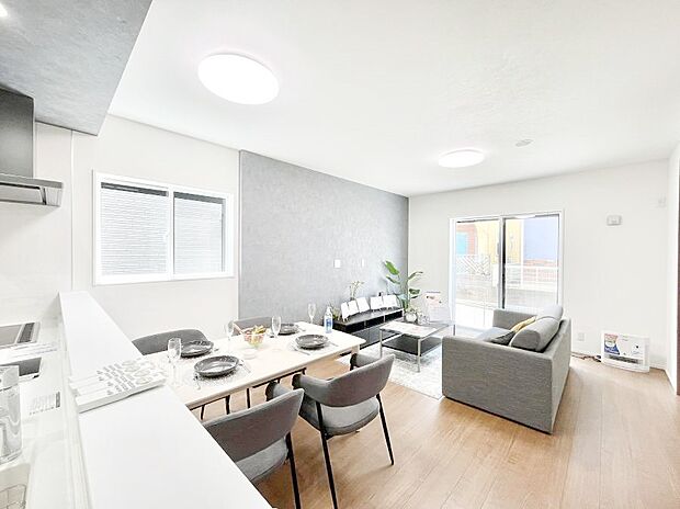 ◆１号棟◆～Living～　家族の会話や笑顔が行き交うリビングです。大きなソファやダイニングテーブルでゆったり食事をしたりくつろぎたい♪そんな夢が叶えられる空間です！※家具はCGです