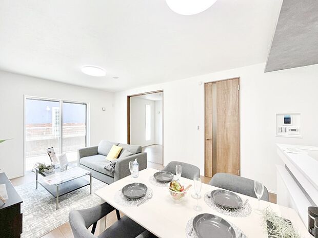 ◆１号棟◆～Living～　飽きの来ないシンプルでおしゃれなLDK。大きな窓から日差しが差し込むので室内も明るく、家族の憩いの場としてピッタリです。開放感と日当たりの良さを是非ご覧ください！