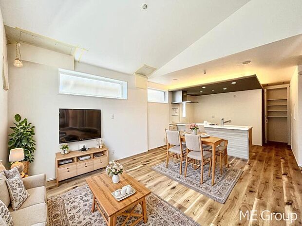 ～Living～　家族の会話や笑顔が行き交うリビングです。子供が走ってる姿を見ながら、大きなソファやダイニングテーブルでゆったり食事をしたりくつろぎたい♪そんな夢が叶えられる空間です！※家具はCGです