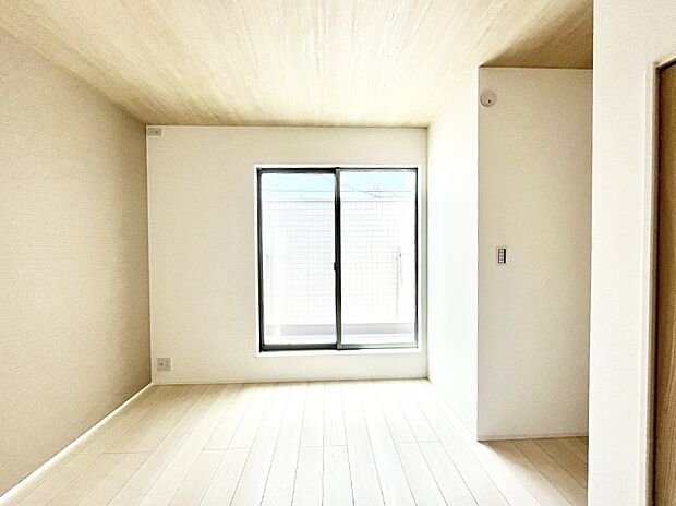 ～Bed Room～　バルコニーからの採光で朝もスッキリ目が覚めそうですね！穏やかな光が差し込む室内には、穏やかな時間が流れます。休日には、落ち着いた空間で自分の趣味を楽しむのはいかがですか。