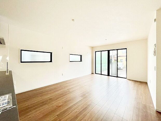 ◆２号棟◆～Living～  豊かな陽光がこの場所を照らしだす。  光溢れるこの空間はみんなの笑顔が集う場所、時を忘れ、つきることのないたわいもない会話を楽しむ時間、たくさんの思いが綴られる場所。