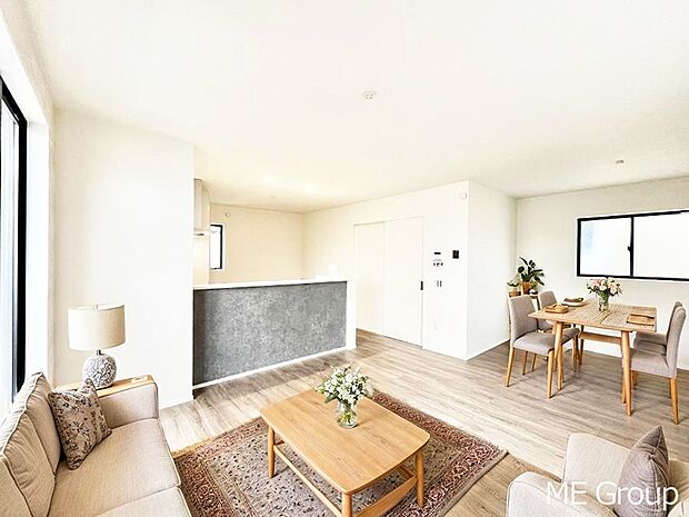 ◆１号棟◆～Living～　家族の食事や団らんのほか、子どもを遊ばせたり、友人を招いたりするLDKは住まいの中心。長時間過ごす場所だから、その空間は住まい全体の居心地を左右します。  ※家具はCGです