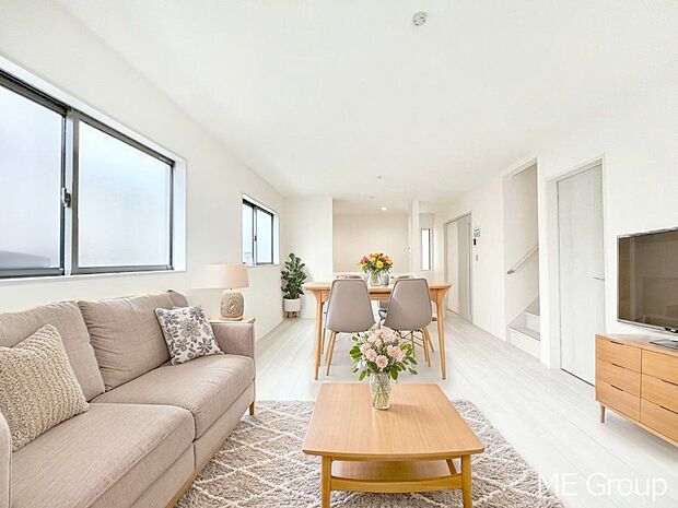 ◆2号棟◆~Living~ 家族の会話や笑顔が行き交うリビングです。大きなソファやダイニングテーブルでゆったり食事をしたりくつろぎたい♪そんな夢が叶えられる空間です!※家具はCGです