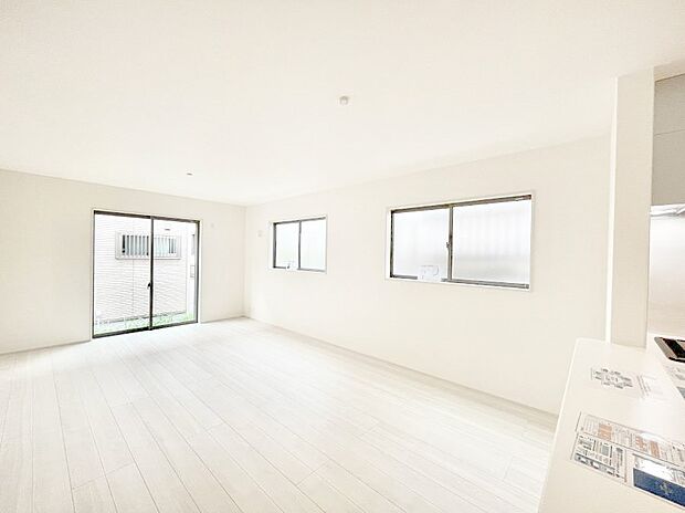 ◆2号棟◆~Living~ 家族の一体感を感じられる広々としたスペース。家族と過ごす時間を大切にする方にピッタリのゆとりの住空間です。家族の笑い声が今にも目に浮かびます。