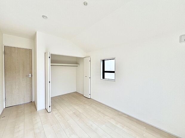 ◆２号棟◆～Bed Room～  「今日も一日お疲れ様」とご夫婦でゆったりくつろげる寝室。  毎日の家事やお仕事に疲れた日はフカフカのベットで癒されてください。テレビや本棚をおいても快適な広さが自慢♪