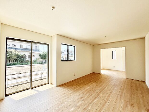 ◆A号棟◆～Living～　飽きの来ないシンプルでおしゃれなLDK。大きな窓から日差しが差し込むので室内も明るく、家族の憩いの場としてピッタリです。開放感と日当たりの良さを是非ご覧ください！