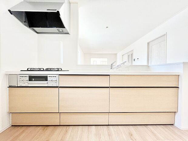 ◆A号棟◆～Kitchen～　広くて使いやすいキッチンなら家族でいっしょに料理をつくったり、後片付けも手間なくできちゃいます♪収納もたっぷりあるので、いつもすっきりと清潔な印象を保てます。