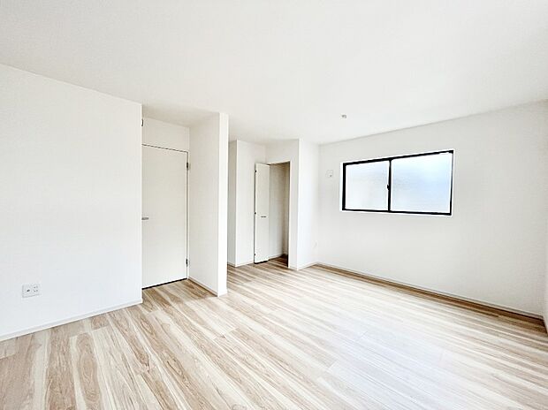 ～Bed Room～　木の温もりがやさしいフローリングは安らぎをもたらすプライベート空間。明るめのフローリングですので、壁紙ともマッチし、お部屋を更に広く見せてくれる効果も。