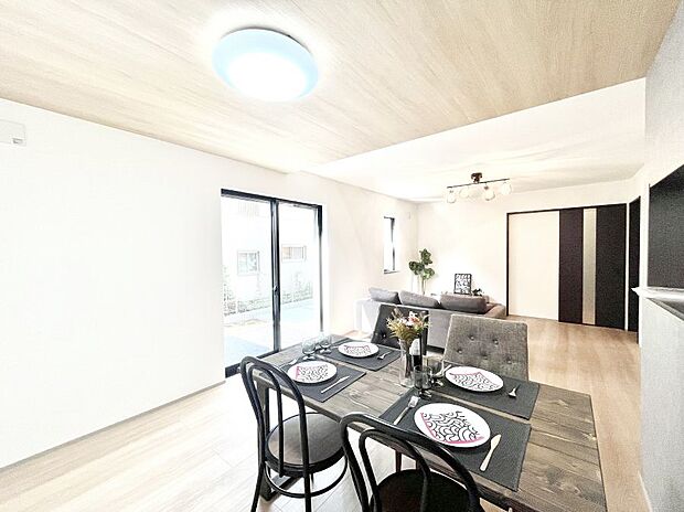 ～Living～　家族の食事や団らんのほか、子どもを遊ばせたり、友人を招いたりするLDKは住まいの中心。長時間過ごす場所だから、その空間は住まい全体の居心地を左右します。