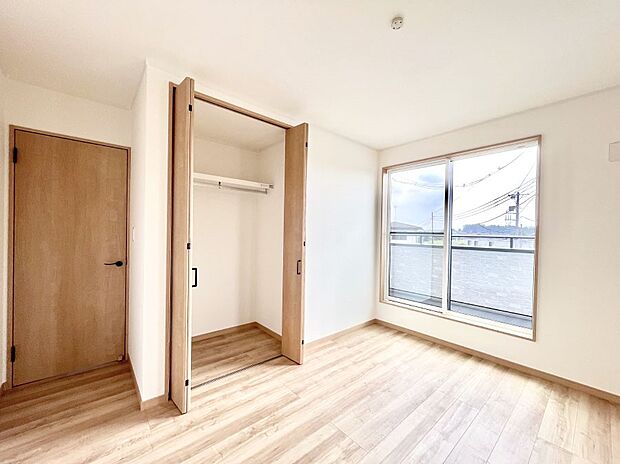 ～Bed Room～　バルコニーからの採光で朝もスッキリ目が覚めそうですね！穏やかな光が差し込む室内には、穏やかな時間が流れます。休日には、落ち着いた空間で自分の趣味を楽しむのはいかがですか。