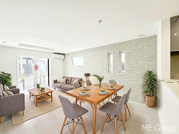 ご家族の賑やかな話し声で包まれる明るいリビング  ※家具はCGです