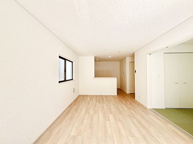 ◆２号棟◆～Living～　ここにはみんなが集い、食事と楽しい会話が始まる。話に夢中になりすぎて、ついつい時を忘れ夜半過ぎになってしまう。そんな束の間の幸せを感じさせてくれる場所でありたい。