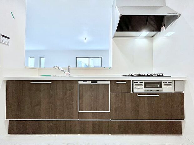 ~Kitchen~ 会話が弾むリビング、料理が愉しくなるキッチン。家は、ただ生活する場ではなく、暮らしを愉しく、快適にする場所。笑顔の毎日、安らぎの日々のために、最新の設備・仕様を採用。