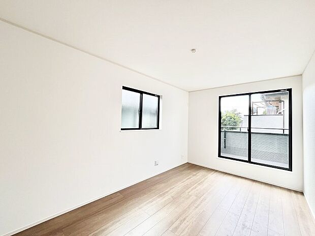 ◆A号棟◆～Bed Room～　2面採光を確保した明るい室内は、風通しも良く、大変居心地の良い空間となっております。爽やかな風を感じて起きる朝は、快適生活の始まりに！日当たりや通風がとても良い住まい♪