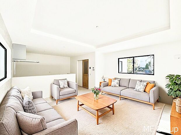 ～Living～　家族の会話や笑顔が行き交うリビングです。子供が走ってる姿を見ながら、大きなソファやダイニングテーブルでゆったり食事をしたりくつろぎたい♪そんな夢が叶えられる空間です！※家具はCGです