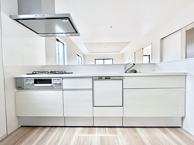 ~Kitchen~ 会話が弾むリビング、料理が愉しくなるキッチン。ただ生活する場ではなく、暮らしを愉しく、快適にする場所。食洗機・浄水器・3ツ口コンロなどデザイン性も機能性も兼ね備えたキッチン!