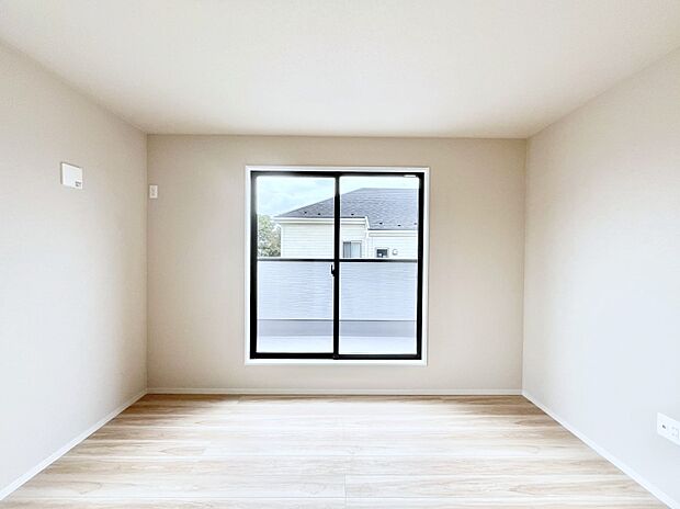 ~Bed Room~ バルコニーからの採光で朝もスッキリ目が覚めそうですね!穏やかな光が差し込む室内には、穏やかな時間が流れます。休日には、落ち着いた空間で自分の趣味を楽しむのはいかがですか。