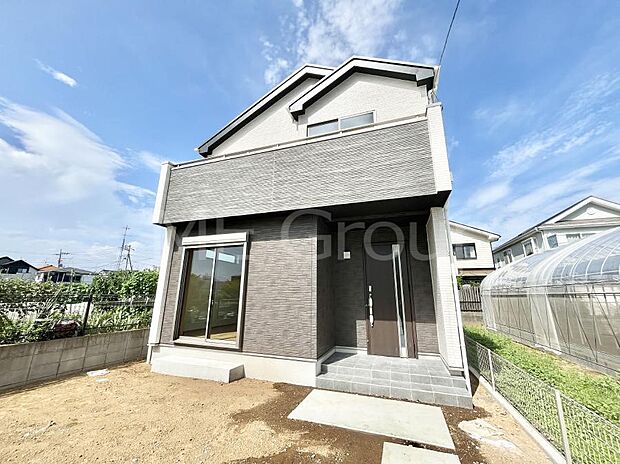 ～Exterior～  閑静な住宅地で子育て家族にピッタリ。  毎日のお散歩も快適な緑に恵まれたエリアで、自然に包まれた穏やかな暮らしを実現するための、ゆとりある住環境が整っています。