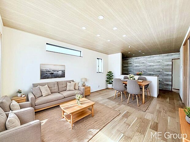 ～Living～　家族の会話や笑顔が行き交うリビングです。子供が走ってる姿を見ながら、大きなソファやダイニングテーブルでゆったり食事をしたりくつろぎたい♪そんな夢が叶えられる空間です！※家具はCGです