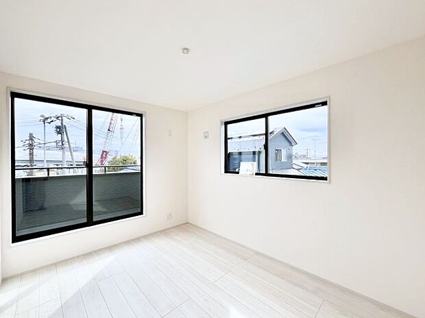 ～Bed Room～　2面採光を確保した明るい室内は、風通しも良く、大変居心地の良い空間となっております。爽やかな風を感じて起きる朝は、快適生活の始まりに！日当たりや通風がとても良い住まい♪