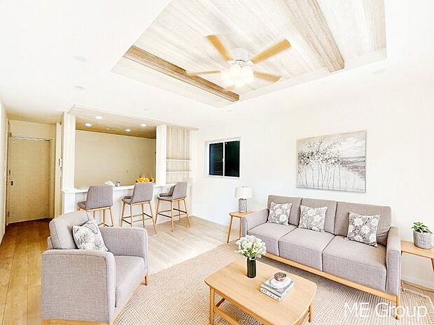 ～Living～　家族の会話や笑顔が行き交うリビングです。子供が走ってる姿を見ながら、大きなソファやダイニングテーブルでゆったり食事をしたりくつろぎたい♪そんな夢が叶えられる空間です！※家具はCGです