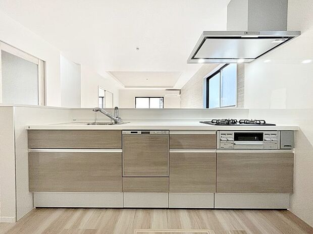 ◆１号棟◆～Kitchen～　会話が弾むリビング、料理が愉しくなるキッチン。家は、ただ生活する場ではなく、暮らしを愉しく、快適にする場所。笑顔の毎日、安らぎの日々のために、最新の設備・仕様を採用。