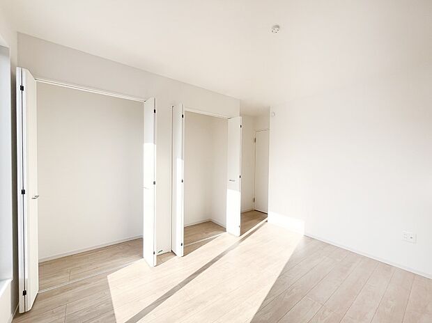 ◆３号棟◆～Bed Room～  「今日も一日お疲れ様」とご夫婦でゆったりくつろげる寝室。  毎日の家事やお仕事に疲れた日はフカフカのベットで癒されてください。本棚をおいても快適な広さが自慢♪