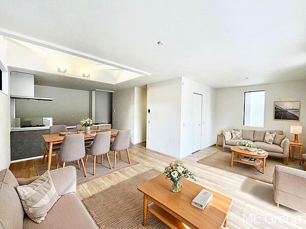 ～Living～　家族の会話や笑顔が行き交うリビングです。子供が走ってる姿を見ながら、大きなソファやダイニングテーブルでゆったり食事をしたりくつろぎたい♪そんな夢が叶えられる空間です！※家具はCGです