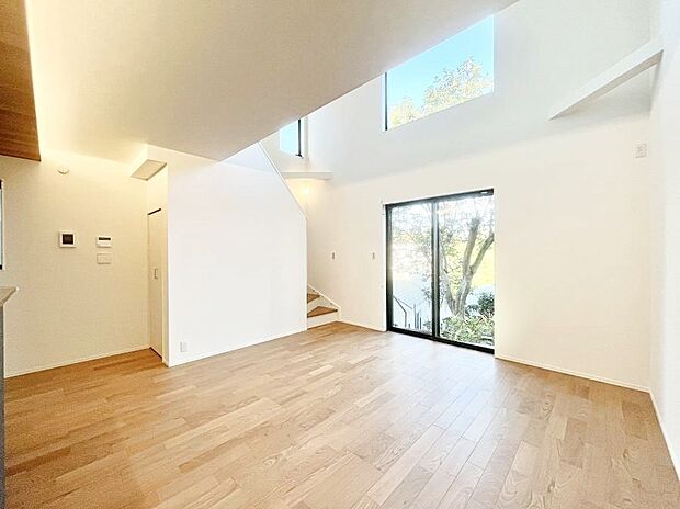 ～Living～豊かな陽光がこの場所を照らしだす。光溢れるこの空間はみんなの笑顔が集う場所、時を忘れ、つきることのないたわいもない会話を楽しむ時間、たくさんの思いが綴られる場所。