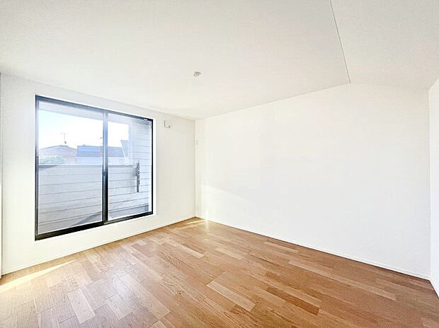 ～Bed Room～　バルコニーからの採光で朝もスッキリ目が覚めそうですね！穏やかな光が差し込む室内には、穏やかな時間が流れます。休日には、落ち着いた空間で自分の趣味を楽しむのはいかがですか。