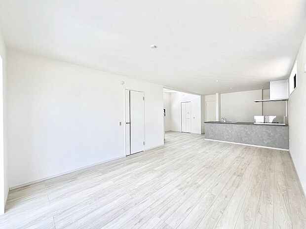 ◆１号棟◆～Living～　飽きの来ないシンプルでおしゃれなLDK。大きな窓から日差しが差し込むので室内も明るく、家族の憩いの場としてピッタリです。開放感と日当たりの良さを是非ご覧ください！