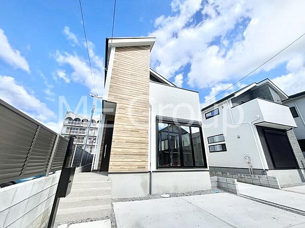 ◆１号棟◆～Exterior～  閑静な住宅地で子育て家族にピッタリ。  毎日のお散歩も快適な緑に恵まれたエリアで、自然に包まれた穏やかな暮らしを実現するための、ゆとりある住環境が整っています。