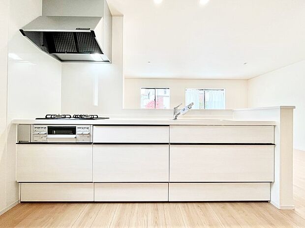 ◆C号棟◆～Kitchen～　広くて使いやすいキッチンなら家族でいっしょに料理をつくったり、後片付けも手間なくできちゃいます♪収納もたっぷりあるので、いつもすっきりと清潔な印象を保てます。