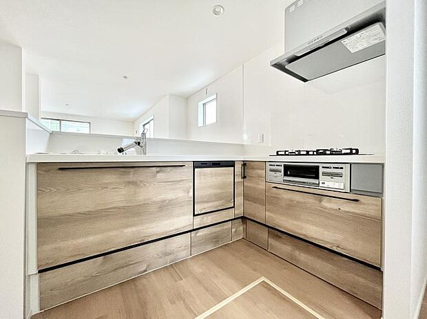 ◆３号棟◆～Kitchen～　動線が短く、手早く作業できるＬ型キッチン。コーナーにスパイス類を置いてスッキリと♪ゆったりとしたキッチンコーナーは質感豊かな仕上がりとなっております。  