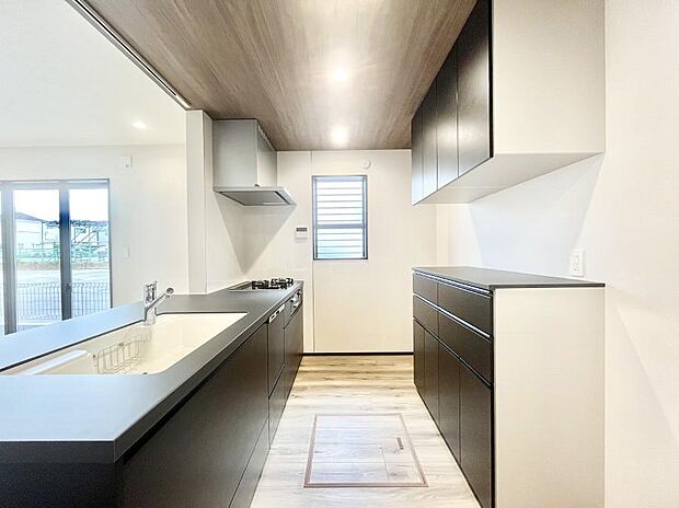 キッチンとお揃いのカップボード。全体に統一感ある仕上がりになっています。