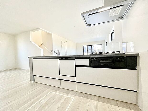 ～Kitchen～　会話が弾むリビング、料理が愉しくなるキッチン。家は、ただ生活する場ではなく、暮らしを愉しく、快適にする場所。笑顔の毎日、安らぎの日々のために、最新の設備・仕様を採用。