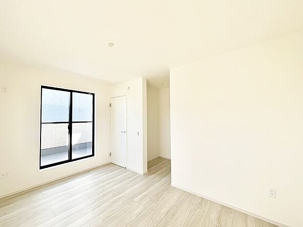 ～Bed Room～  「今日も一日お疲れ様」とご夫婦でゆったりくつろげる寝室。  毎日の家事やお仕事に疲れた日はフカフカのベットで癒されてください。テレビや本棚をおいても快適な広さが自慢♪