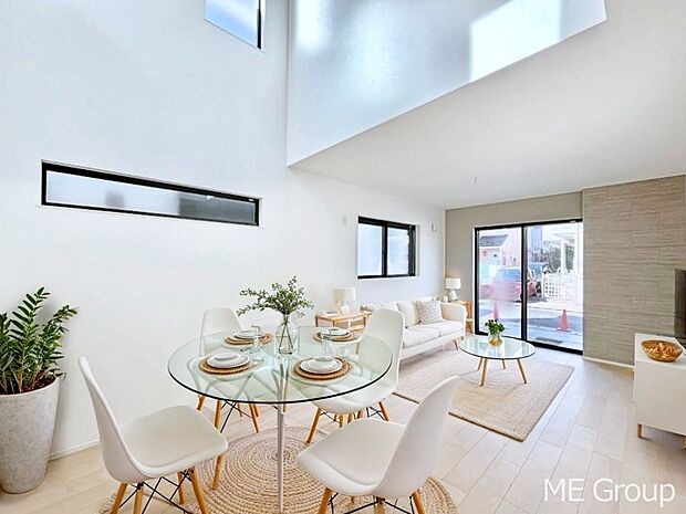 ～Living～　飽きの来ないシンプルでおしゃれなLDK。大きな窓から日差しが差し込むので室内も明るく、家族の憩いの場としてピッタリです。開放感と日当たりの良さを是非ご覧ください！　※家具はCGです